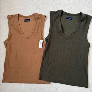 Lot of Two Gap Tanktops